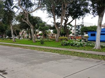 VENTA HERMOSO FLAT DE ESTRENO CON BALCON, SURCO FRENTE A PARQUE