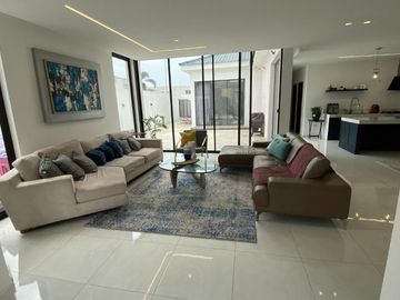 EN VENTA CASA  DE UNA PLANTA ESQUINERA URB PORTON DEL RIO