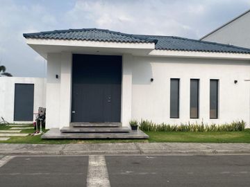 EN VENTA CASA  DE UNA PLANTA ESQUINERA URB PORTON DEL RIO