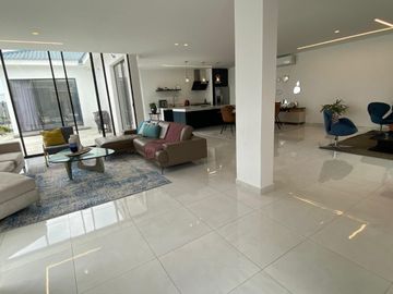 EN VENTA CASA  DE UNA PLANTA ESQUINERA URB PORTON DEL RIO