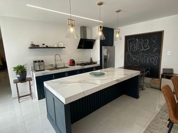 EN VENTA CASA  DE UNA PLANTA ESQUINERA URB PORTON DEL RIO
