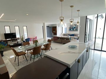 EN VENTA CASA  DE UNA PLANTA ESQUINERA URB PORTON DEL RIO