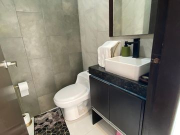 EN VENTA CASA  DE UNA PLANTA ESQUINERA URB PORTON DEL RIO