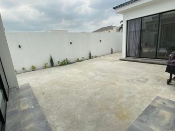 EN VENTA CASA  DE UNA PLANTA ESQUINERA URB PORTON DEL RIO