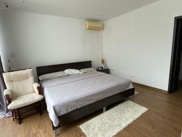 EN VENTA CASA  DE UNA PLANTA ESQUINERA URB PORTON DEL RIO