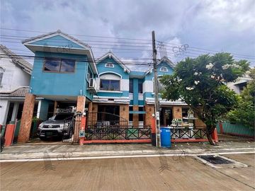 For sale: Twin house, Suan Kaew Saen, Bang Phli, 2 houses next to each other, large usable area, near many shopping centers