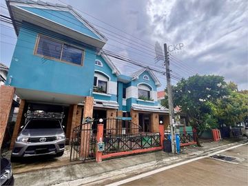 For sale: Twin house, Suan Kaew Saen, Bang Phli, 2 houses next to each other, large usable area, near many shopping centers