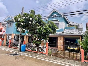 For sale: Twin house, Suan Kaew Saen, Bang Phli, 2 houses next to each other, large usable area, near many shopping centers
