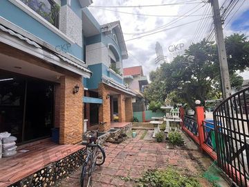 For sale: Twin house, Suan Kaew Saen, Bang Phli, 2 houses next to each other, large usable area, near many shopping centers