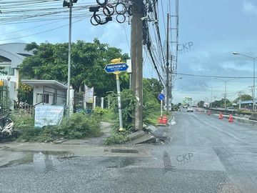 For sale: Twin house, Suan Kaew Saen, Bang Phli, 2 houses next to each other, large usable area, near many shopping centers