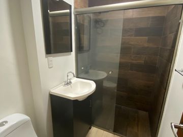 Departamento tipo suite, calle Madrid, a una calle de Reforma e Insurgentes.