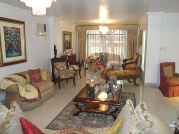 Se vende amplia casa en la alborada 10ma etapa