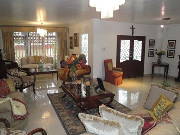 Se vende amplia casa en la alborada 10ma etapa