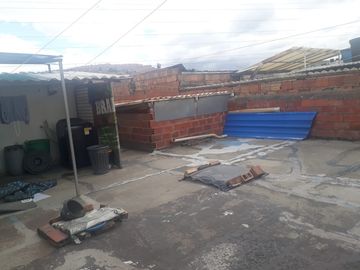 VENDO CASA ESQUINERA  COMERCIAL CON TERRAZA PARA CONSTRUIR TERCER PISO