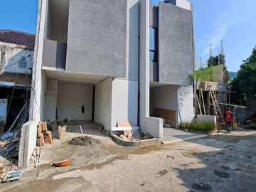 RUMAH MINIMALIS MURAH CONDET JAKARTA TIMUR JAKTIM 2LT +ROOFTOP DIJUAL