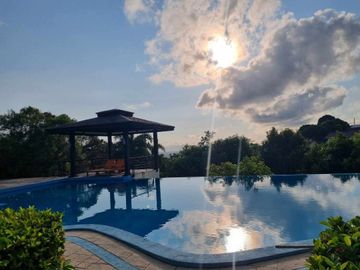 📌 Ridge View Classic House & Lot for Sale with 100% Overlooking Laguna de bay in Canyon Ranch Village near in Southwoods City