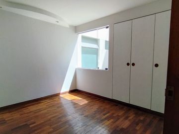 ¡OPORTUNIDAD ÚNICA! VENDO HERMOSO DEPARTAMENTO DE 107 M² CON COCHERA EN URB. VALLE HERMOSO, SURCO