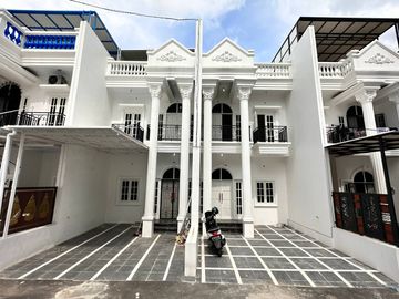 RUMAH DIJUAL DI KRAMAT JATI, JAKARTA TIMUR MINICLUSTER MODERN AMERICAN CLASSIC 5 KAMAR TIDUR 3 LANTAI