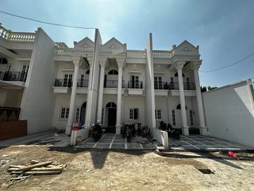 RUMAH DIJUAL DI KRAMAT JATI, JAKARTA TIMUR MINICLUSTER MODERN AMERICAN CLASSIC 5 KAMAR TIDUR 3 LANTAI