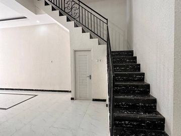 RUMAH DIJUAL DI KRAMAT JATI, JAKARTA TIMUR MINICLUSTER MODERN AMERICAN CLASSIC 5 KAMAR TIDUR 3 LANTAI