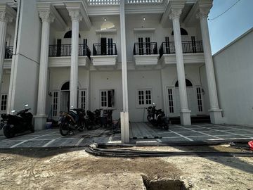 RUMAH DIJUAL DI KRAMAT JATI, JAKARTA TIMUR MINICLUSTER MODERN AMERICAN CLASSIC 5 KAMAR TIDUR 3 LANTAI