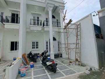 RUMAH DIJUAL DI KRAMAT JATI, JAKARTA TIMUR MINICLUSTER MODERN AMERICAN CLASSIC 5 KAMAR TIDUR 3 LANTAI