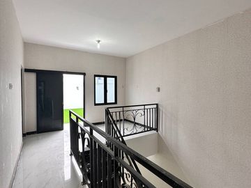 RUMAH DIJUAL DI KRAMAT JATI, JAKARTA TIMUR MINICLUSTER MODERN AMERICAN CLASSIC 5 KAMAR TIDUR 3 LANTAI
