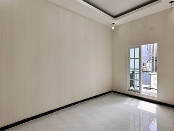 RUMAH DIJUAL DI KRAMAT JATI, JAKARTA TIMUR MINICLUSTER MODERN AMERICAN CLASSIC 5 KAMAR TIDUR 3 LANTAI