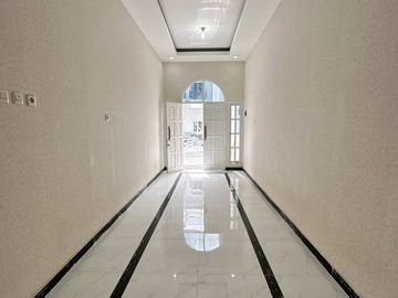 RUMAH DIJUAL DI KRAMAT JATI, JAKARTA TIMUR MINICLUSTER MODERN AMERICAN CLASSIC 5 KAMAR TIDUR 3 LANTAI