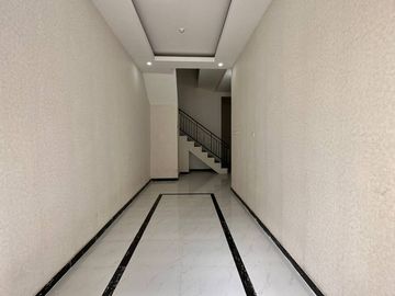RUMAH DIJUAL DI KRAMAT JATI, JAKARTA TIMUR MINICLUSTER MODERN AMERICAN CLASSIC 5 KAMAR TIDUR 3 LANTAI