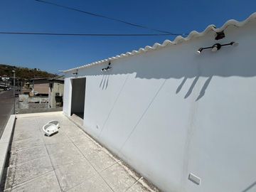 En venta casa de 3 dormitorios en Urb.La Joya