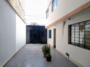 Se Vende Casa Comercial, con Local, Oficinas, Departamentos y Cochera - Depósito, en Avenida Pastor Sevilla (Ruta C), Ovalo Cocharcas, Primer Sector,