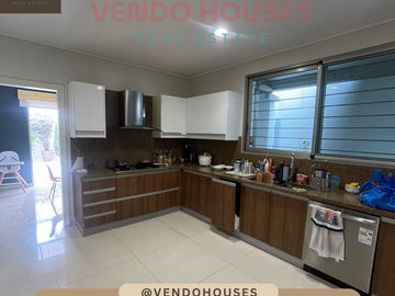Moderna casa en venta Los Ceibos, urbanización Los Parques