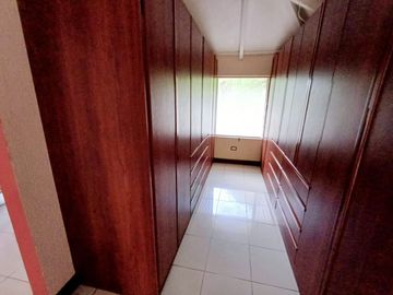 CASA DE VENTA CUMBAYA RESERVORIO