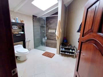 CASA DE VENTA CUMBAYA RESERVORIO