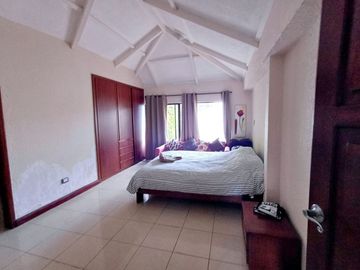 CASA DE VENTA CUMBAYA RESERVORIO