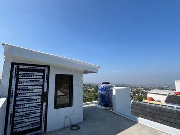 Rumah Baru Plus Rooftop !5 Menit Ke Pemkot Cimahi di Sayap Permana