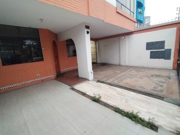 Vendo Lindo Departamento En Av Caminos Del Inca. Cerca al Parque de la Amistad