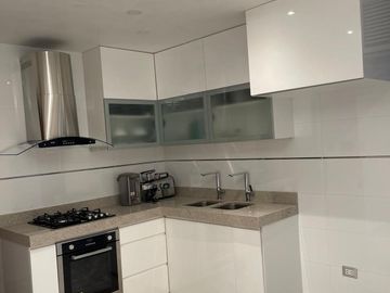 Vendo Lindo Departamento En Av Caminos Del Inca. Cerca al Parque de la Amistad