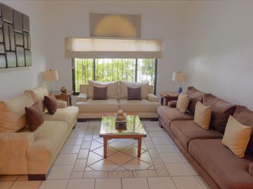 EN VENTA CASA DE UN PISO A PIE DE CALLE COL. PRADOS AGUA AZUL