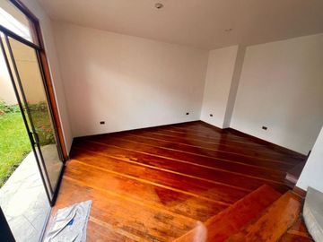 VENTA  CASA CHALET EN LA MOLINA - ¡BUENA UBICACIÓN Y COMODIDAD!