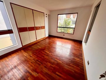 VENTA  CASA CHALET EN LA MOLINA - ¡BUENA UBICACIÓN Y COMODIDAD!