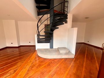 VENTA  CASA CHALET EN LA MOLINA - ¡BUENA UBICACIÓN Y COMODIDAD!