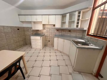 VENTA  CASA CHALET EN LA MOLINA - ¡BUENA UBICACIÓN Y COMODIDAD!
