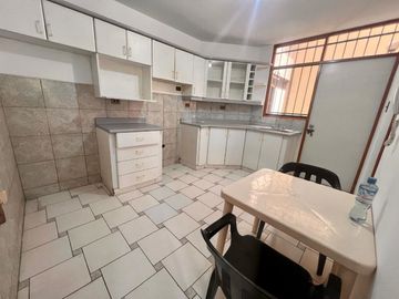 VENTA  CASA CHALET EN LA MOLINA - ¡BUENA UBICACIÓN Y COMODIDAD!