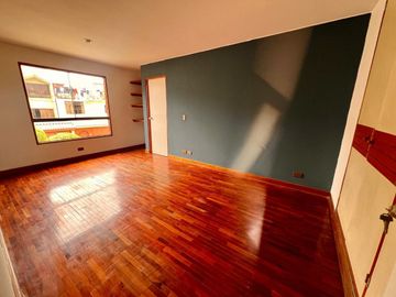 VENTA  CASA CHALET EN LA MOLINA - ¡BUENA UBICACIÓN Y COMODIDAD!