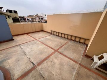 VENTA  CASA CHALET EN LA MOLINA - ¡BUENA UBICACIÓN Y COMODIDAD!