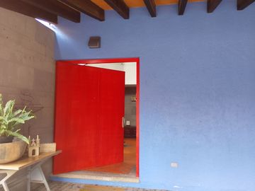 casa en venta en la Recta a Cholula cerca a la UDLA en condominio con  área verde .