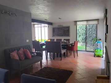 casa en venta en la Recta a Cholula cerca a la UDLA en condominio con  área verde .