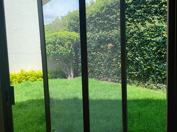 casa en venta en la Recta a Cholula cerca a la UDLA en condominio con  área verde .